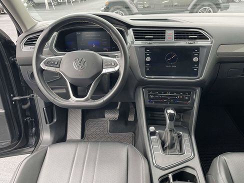 Used 2022 Volkswagen Tiguan SE w/ Panoramic Sunroof Package FWD image 13
