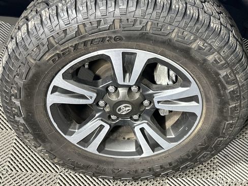 Used 2017 Toyota Tacoma TRD Sport AWD/4WD image 10