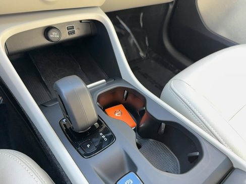 Certified 2022 Volvo XC40 T5 Momentum w/ Premium Package image 23