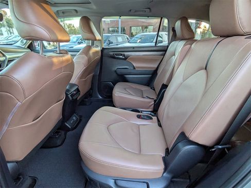 Certified 2025 Toyota Highlander Limited image 15