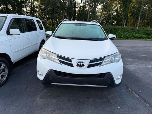 Used 2015 Toyota RAV4 XLE w/ Four Season Floor Mat Package AWD/4WD image 2
