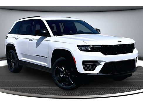 Certified 2023 Jeep Grand Cherokee Altitude AWD/4WD image 2