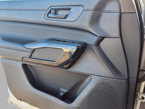 Certified 2025 Nissan Pathfinder SV image 18