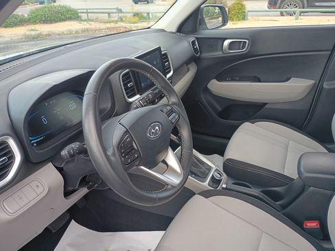 Used 2025 Hyundai Venue SEL FWD image 10