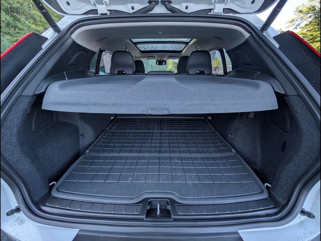 Certified 2026 Volvo XC40 B5 Plus AWD/4WD image 9