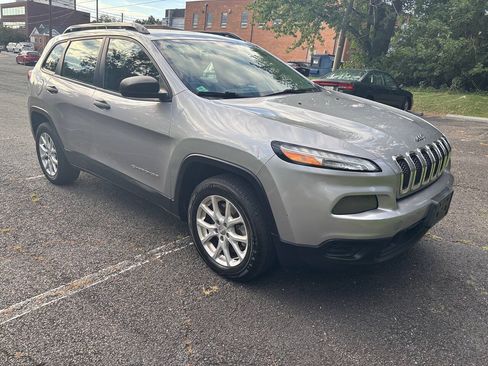 Used 2015 Jeep Cherokee Sport w/ Sport Appearance Group FWD image 3