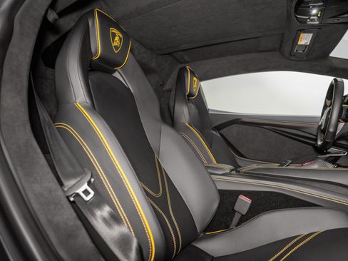 Used 2024 Lamborghini Revuelto image 27