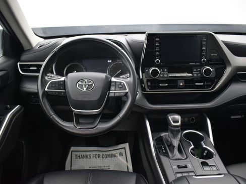 Used 2022 Toyota Highlander XLE image 17