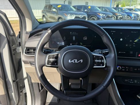 Used 2025 Kia Carnival EX FWD image 11