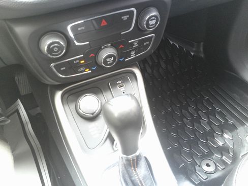 Used 2023 Jeep Compass Limited w/ Sun and Sound Group AWD/4WD image 29