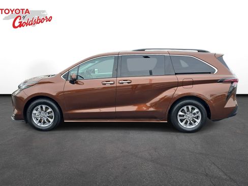 Used 2023 Toyota Sienna XLE image 8