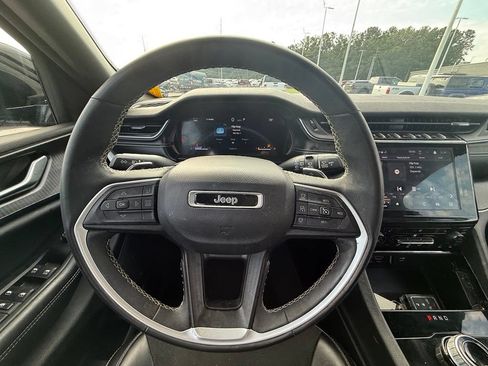 Used 2023 Jeep Grand Cherokee Altitude AWD/4WD image 11