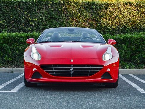 Used 2016 Ferrari California T image 2