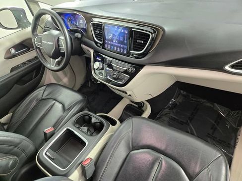 Used 2019 Chrysler Pacifica Touring-L Plus w/ Tire & Wheel Group FWD image 19