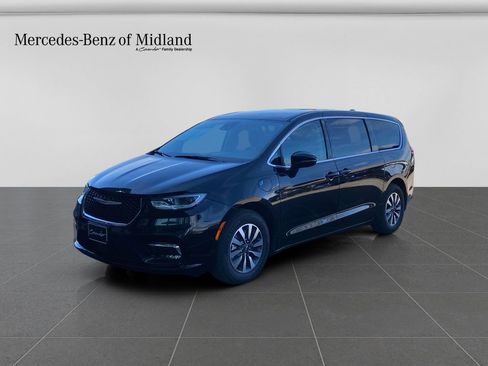 Used 2024 Chrysler Pacifica Select image 3