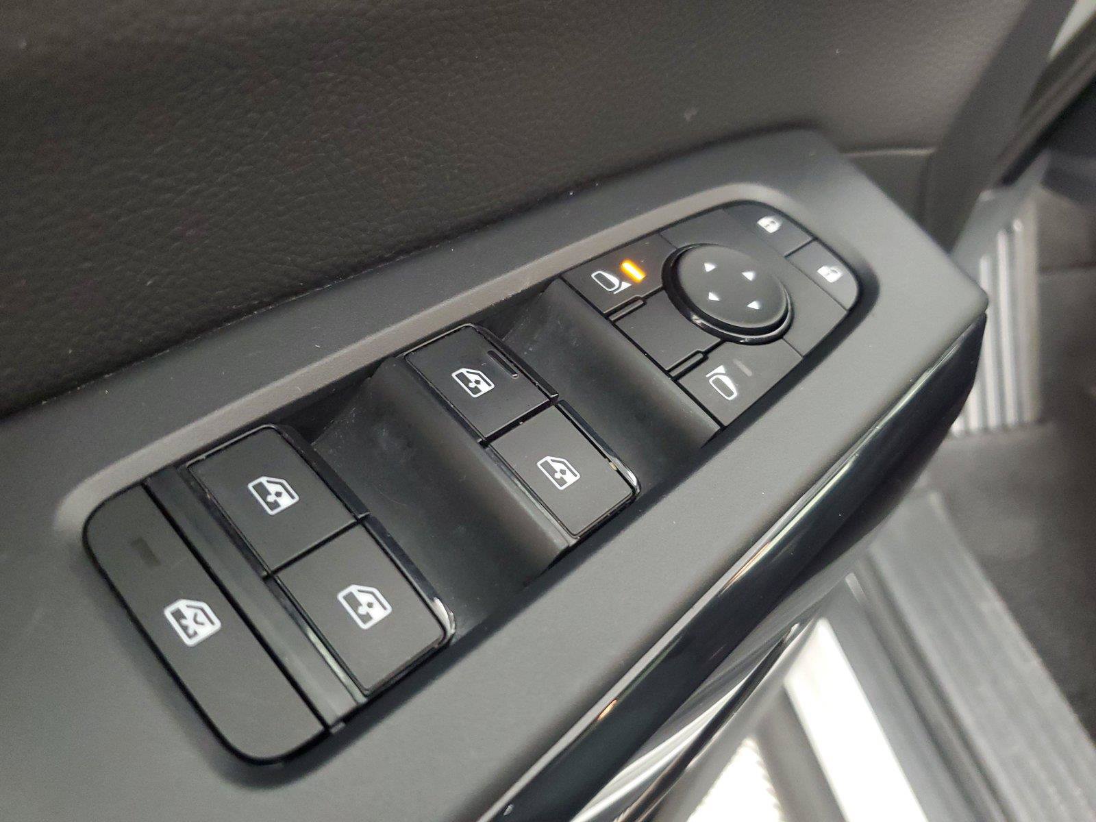 Used 2025 Nissan Pathfinder SV FWD image 18