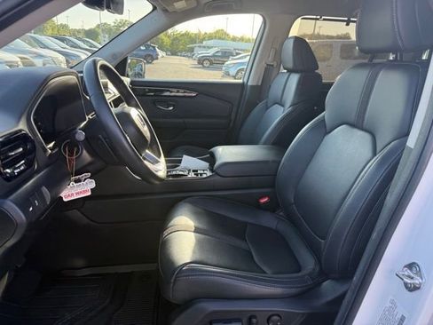 Used 2025 Honda Pilot EX-L image 32