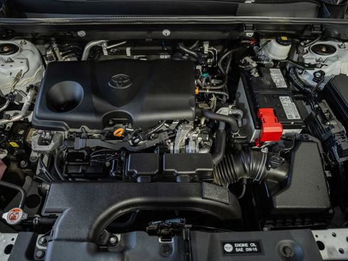 Used 2021 Toyota RAV4 XLE w/ Convenience Package FWD image 17