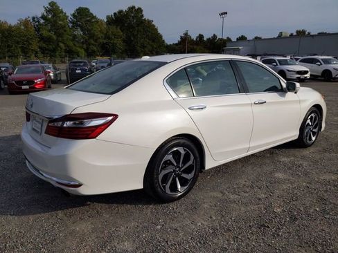 Used 2017 Honda Accord EX image 4