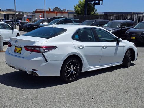 Used 2023 Toyota Camry SE FWD image 4