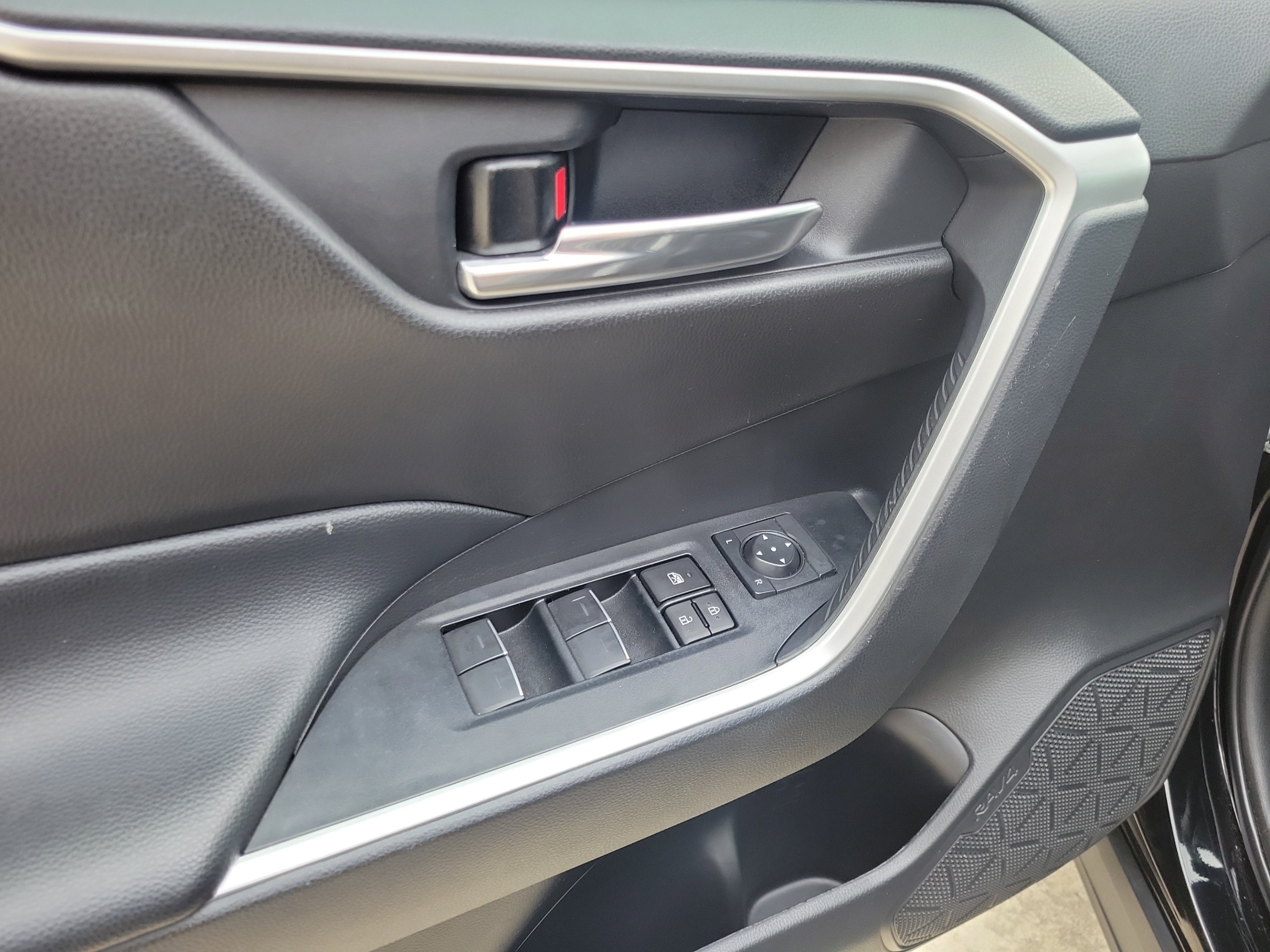 Used 2024 Toyota RAV4 XLE AWD/4WD image 7