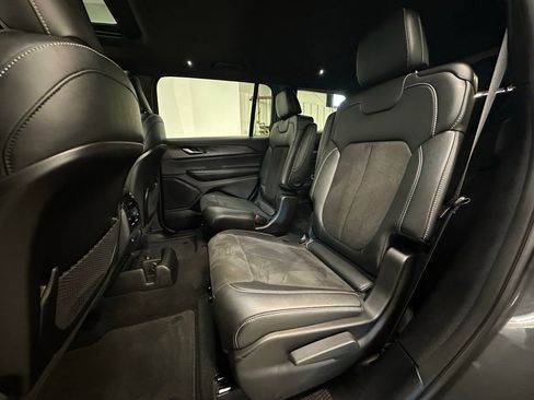 Used 2023 Jeep Grand Cherokee L Laredo image 17