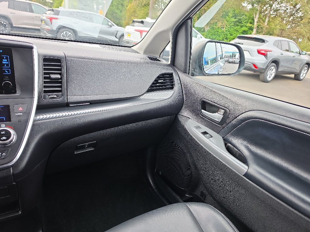 Used 2015 Toyota Sienna SE FWD image 24