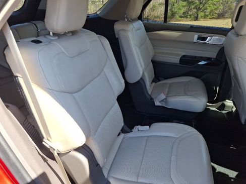 Certified 2021 Ford Explorer Platinum w/ Equipment Group 601A image 18