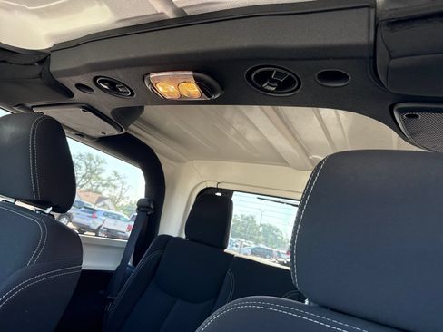 Used 2017 Jeep Wrangler Sahara w/ Connectivity Group AWD/4WD image 32
