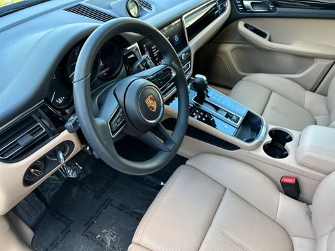 Certified 2025 Porsche Macan AWD/4WD image 4