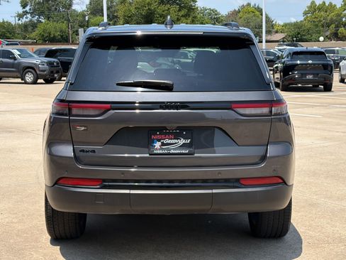 Used 2025 Jeep Grand Cherokee Altitude w/ Trailer Tow Package AWD/4WD image 10