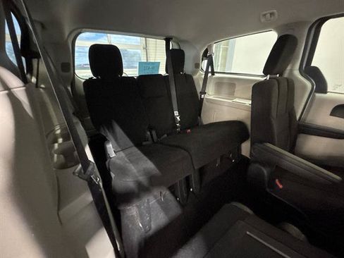 Used 2013 Dodge Grand Caravan SXT FWD image 19