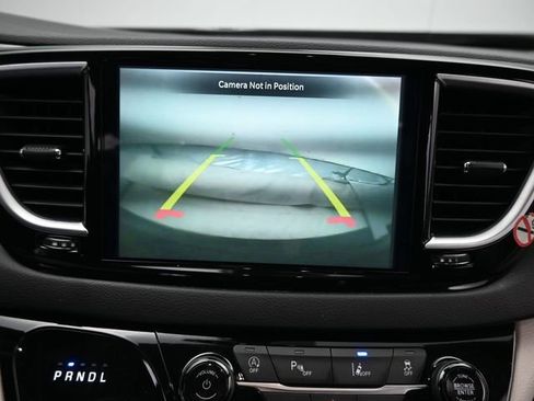 Used 2024 Chrysler Pacifica Touring-L image 18