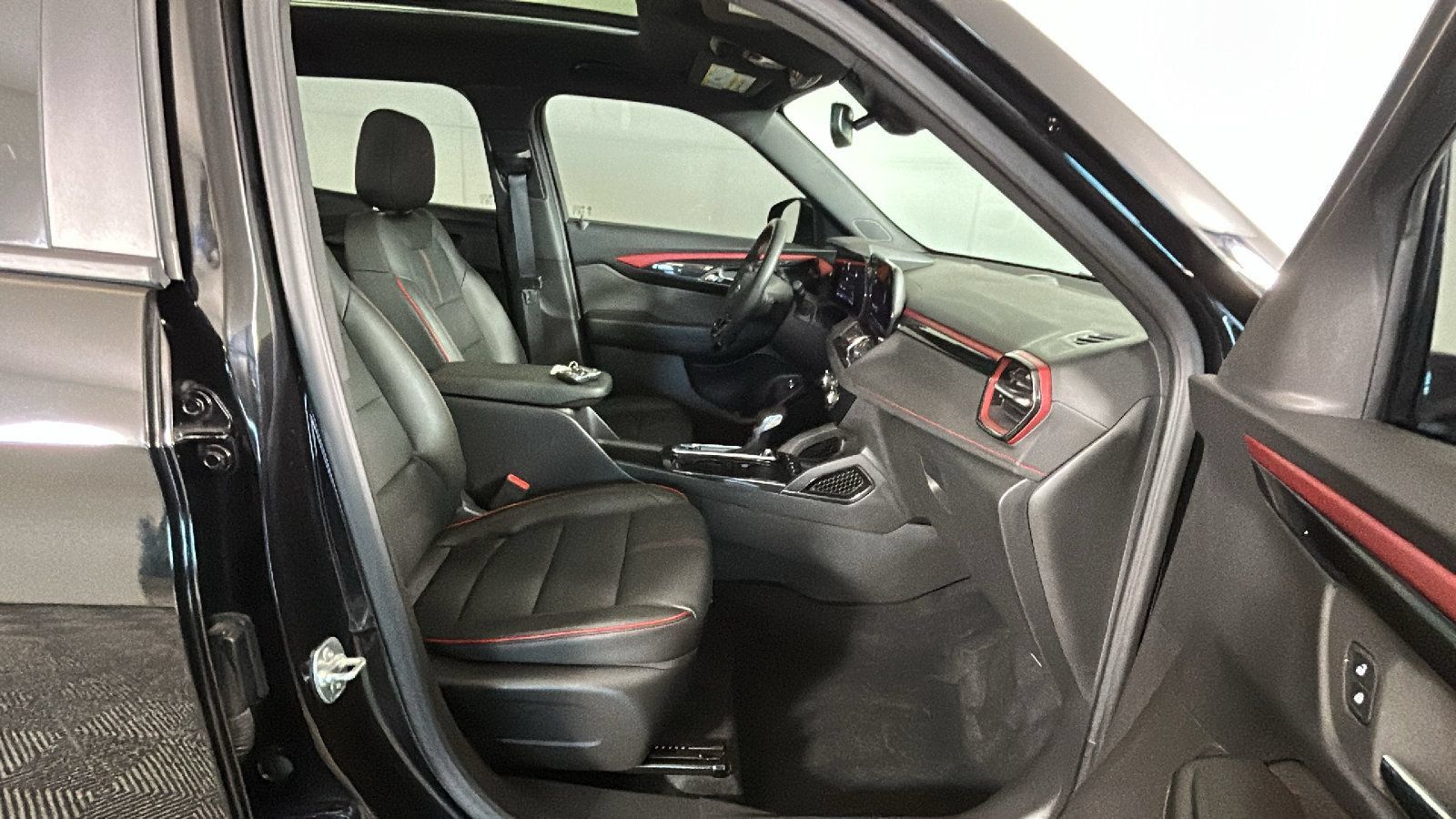 Used 2025 Chevrolet TrailBlazer RS w/ Convenience Package AWD/4WD image 35