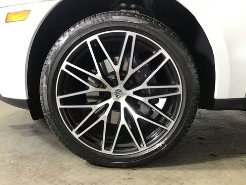Certified 2026 Porsche Macan AWD/4WD image 9