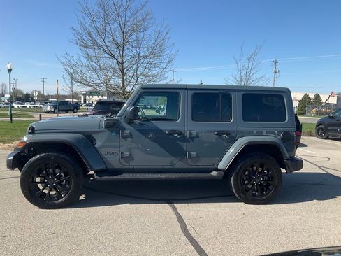 Used 2025 Jeep Wrangler Unlimited Sahara AWD/4WD image 4