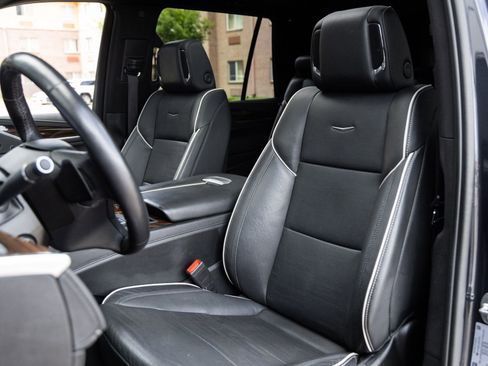 Used 2023 Cadillac Escalade Premium Luxury RWD image 5