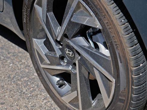 Used 2025 Hyundai Elantra Sport image 8