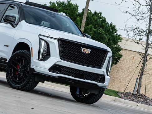 Used 2026 Cadillac Escalade V w/ LPO, ONYX Package AWD/4WD image 44