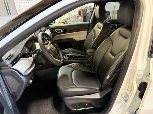 Used 2025 Jeep Compass Limited image 23