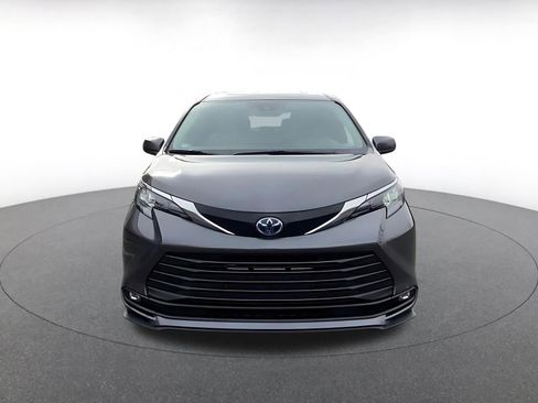 Used 2025 Toyota Sienna XLE image 4
