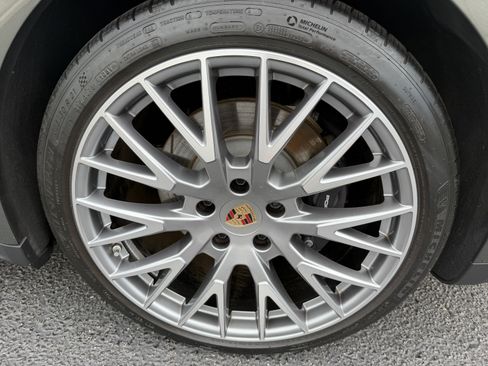 Certified 2025 Porsche Panamera 4 E-Hybrid AWD/4WD image 9