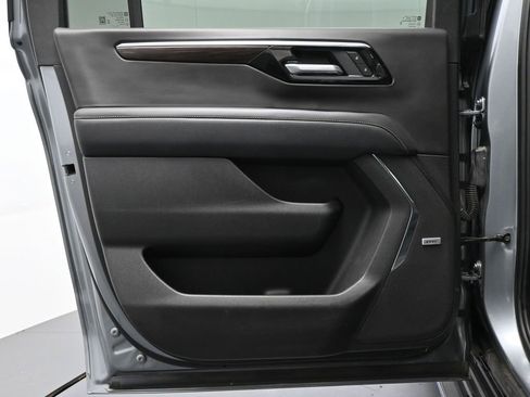 Used 2025 Chevrolet Suburban Premier image 31