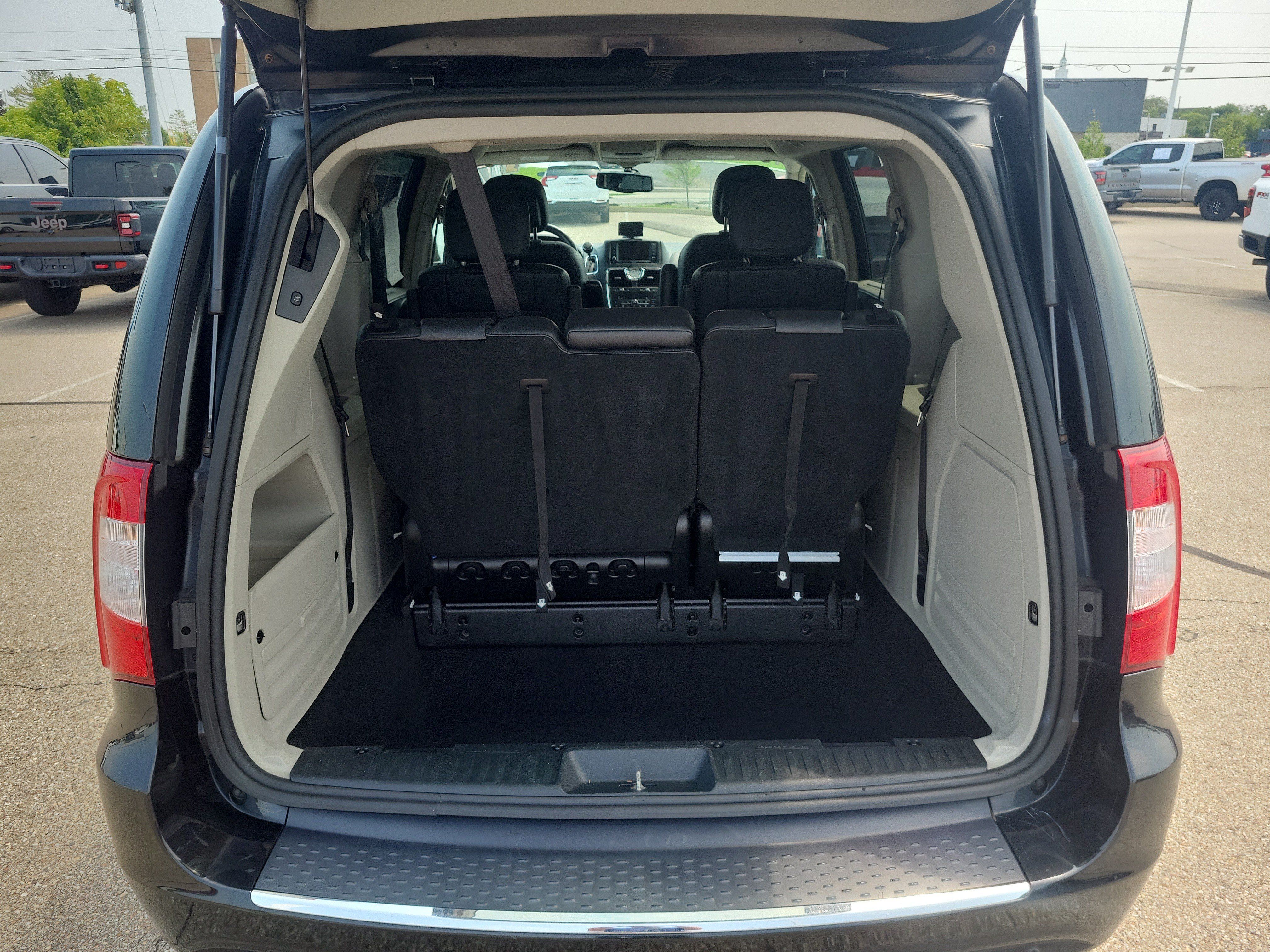 Used 2015 Chrysler Town & Country Touring-L w/ Driver Convenience Group FWD image 7
