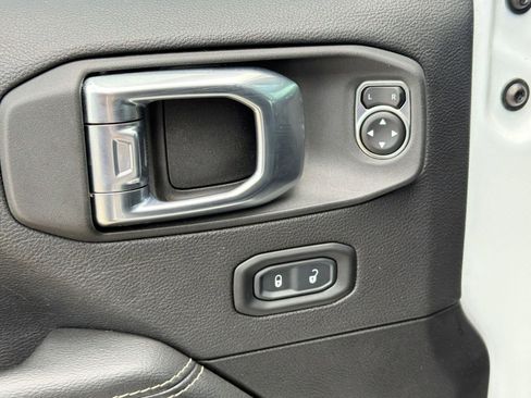 Used 2023 Jeep Wrangler Unlimited Sahara AWD/4WD image 22