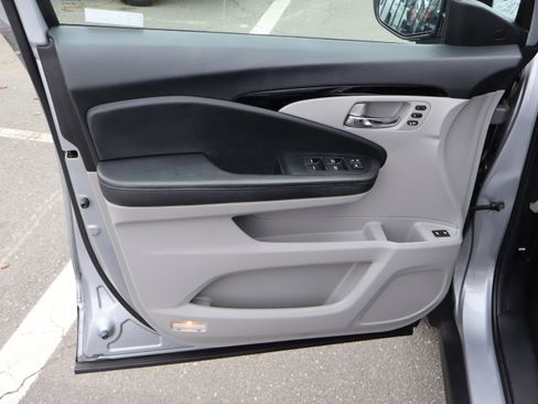 Used 2022 Honda Pilot Touring image 16