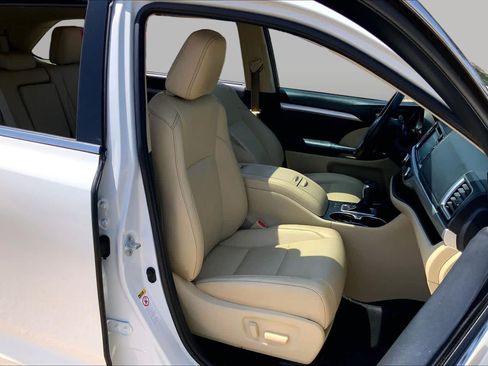 Used 2019 Toyota Highlander XLE FWD image 8
