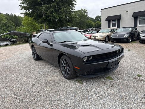 Used 2019 Dodge Challenger SXT w/ Blacktop Package RWD image 4