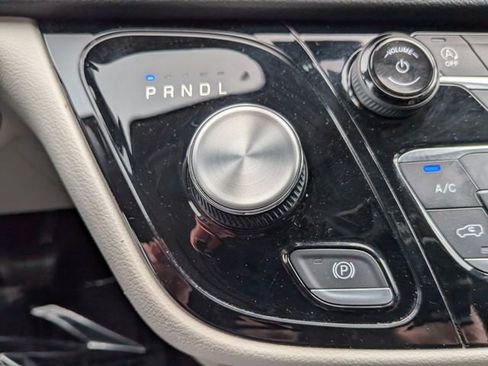 Used 2023 Chrysler Pacifica Touring-L FWD image 26