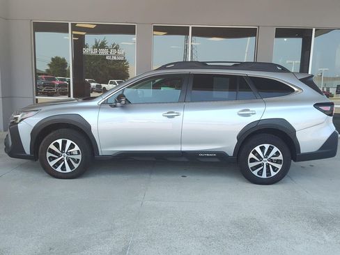 Used 2025 Subaru Outback Premium AWD/4WD image 3